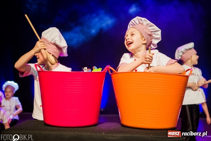 Zdjęcie w galerii na portalu naszraciborz.pl: Jubileusz 30-lecia zespołu tanecznego Uśmiech z udziałem Ani Wyszkoni  wiadomości z regionu