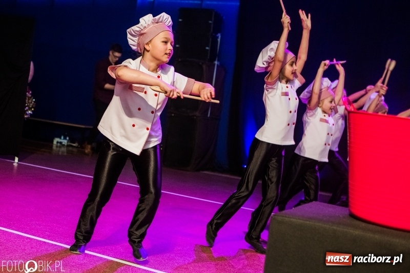 Zdjęcie w galerii na portalu naszraciborz.pl: Jubileusz 30-lecia zespołu tanecznego Uśmiech z udziałem Ani Wyszkoni  wiadomości z regionu