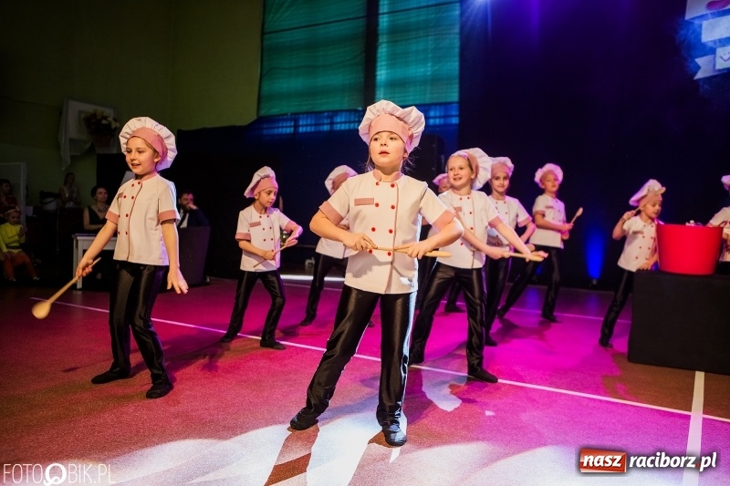 Zdjęcie w galerii na portalu naszraciborz.pl: Jubileusz 30-lecia zespołu tanecznego Uśmiech z udziałem Ani Wyszkoni  wiadomości z regionu