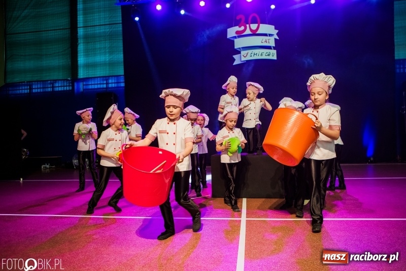 Zdjęcie w galerii na portalu naszraciborz.pl: Jubileusz 30-lecia zespołu tanecznego Uśmiech z udziałem Ani Wyszkoni  wiadomości z regionu