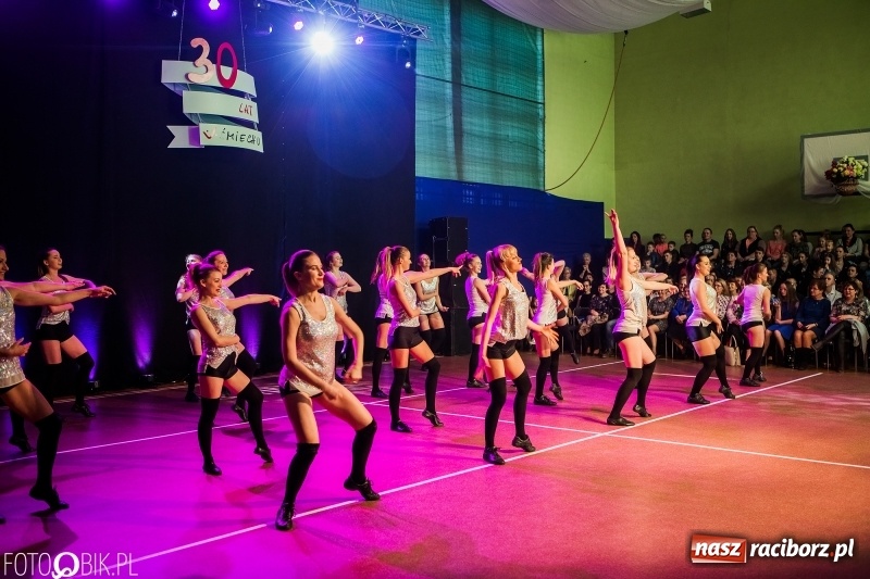 Zdjęcie w galerii na portalu naszraciborz.pl: Jubileusz 30-lecia zespołu tanecznego Uśmiech z udziałem Ani Wyszkoni  wiadomości z regionu