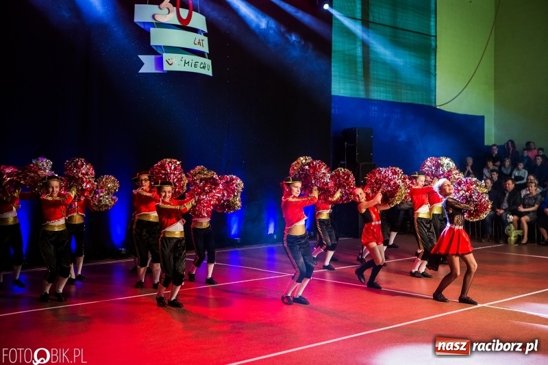 Zdjęcie w galerii na portalu naszraciborz.pl: Jubileusz 30-lecia zespołu tanecznego Uśmiech z udziałem Ani Wyszkoni  wiadomości z regionu