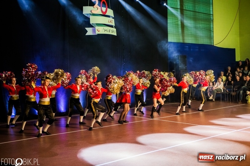 Zdjęcie w galerii na portalu naszraciborz.pl: Jubileusz 30-lecia zespołu tanecznego Uśmiech z udziałem Ani Wyszkoni  wiadomości z regionu