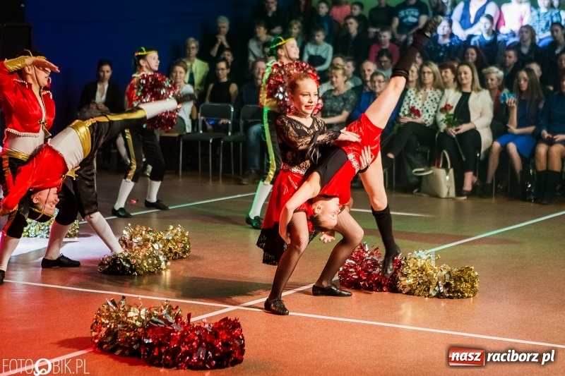 Zdjęcie w galerii na portalu naszraciborz.pl: Jubileusz 30-lecia zespołu tanecznego Uśmiech z udziałem Ani Wyszkoni  wiadomości z regionu