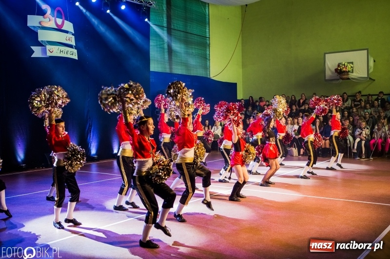 Zdjęcie w galerii na portalu naszraciborz.pl: Jubileusz 30-lecia zespołu tanecznego Uśmiech z udziałem Ani Wyszkoni  wiadomości z regionu