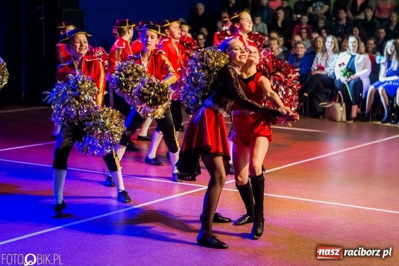 Zdjęcie w galerii na portalu naszraciborz.pl: Jubileusz 30-lecia zespołu tanecznego Uśmiech z udziałem Ani Wyszkoni  wiadomości z regionu