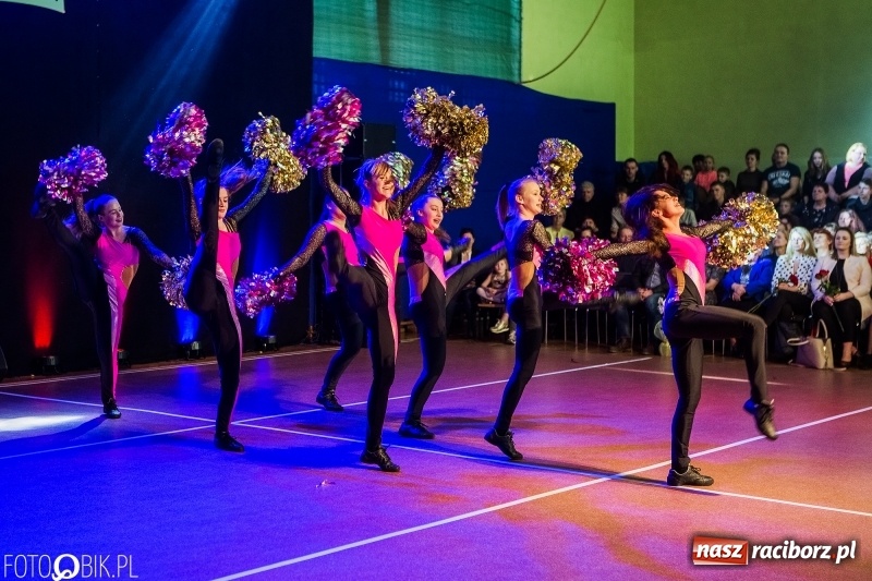Zdjęcie w galerii na portalu naszraciborz.pl: Jubileusz 30-lecia zespołu tanecznego Uśmiech z udziałem Ani Wyszkoni  wiadomości z regionu