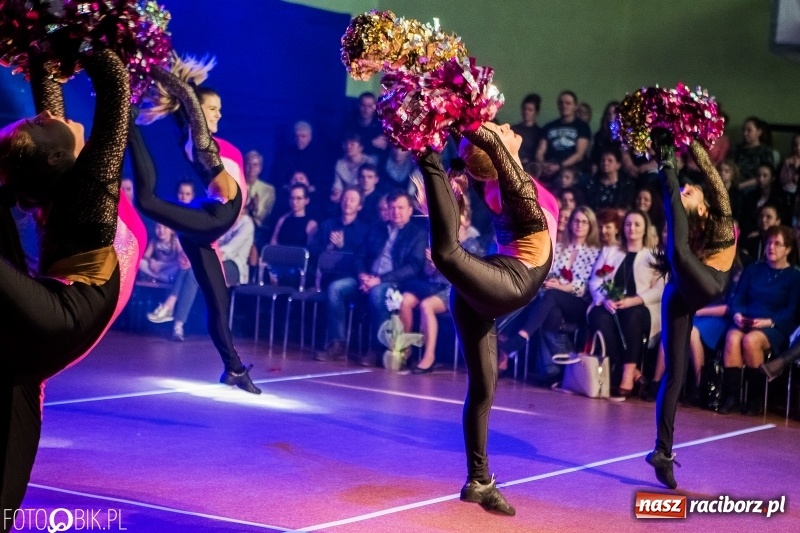 Zdjęcie w galerii na portalu naszraciborz.pl: Jubileusz 30-lecia zespołu tanecznego Uśmiech z udziałem Ani Wyszkoni  wiadomości z regionu