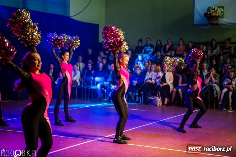Zdjęcie w galerii na portalu naszraciborz.pl: Jubileusz 30-lecia zespołu tanecznego Uśmiech z udziałem Ani Wyszkoni  wiadomości z regionu