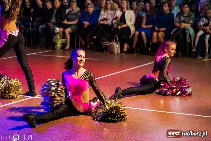 Zdjęcie w galerii na portalu naszraciborz.pl: Jubileusz 30-lecia zespołu tanecznego Uśmiech z udziałem Ani Wyszkoni  wiadomości z regionu