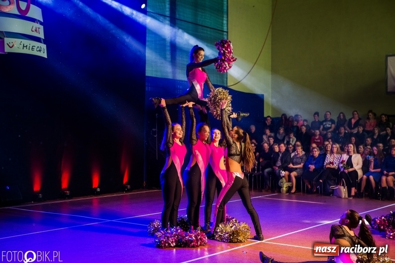 Zdjęcie w galerii na portalu naszraciborz.pl: Jubileusz 30-lecia zespołu tanecznego Uśmiech z udziałem Ani Wyszkoni  wiadomości z regionu