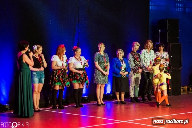 Zdjęcie w galerii na portalu naszraciborz.pl: Jubileusz 30-lecia zespołu tanecznego Uśmiech z udziałem Ani Wyszkoni  wiadomości z regionu