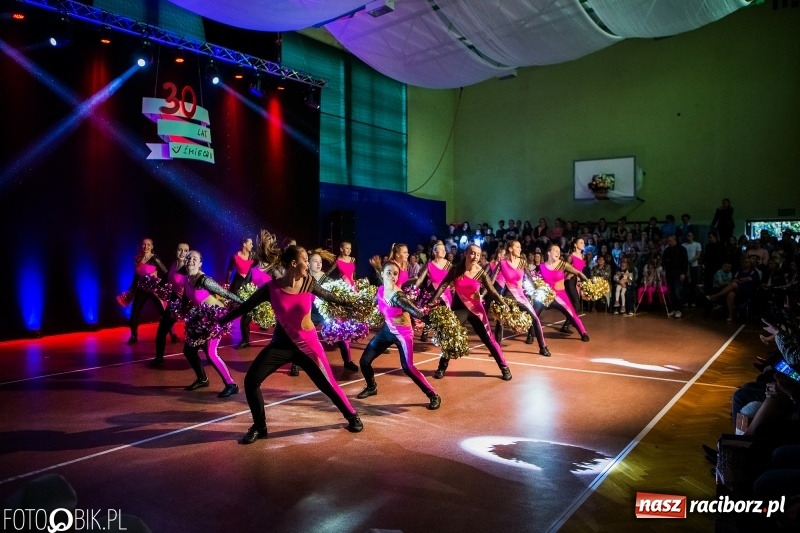 Zdjęcie w galerii na portalu naszraciborz.pl: Jubileusz 30-lecia zespołu tanecznego Uśmiech z udziałem Ani Wyszkoni  wiadomości z regionu