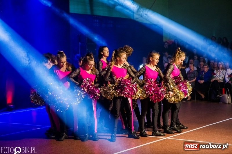 Zdjęcie w galerii na portalu naszraciborz.pl: Jubileusz 30-lecia zespołu tanecznego Uśmiech z udziałem Ani Wyszkoni  wiadomości z regionu