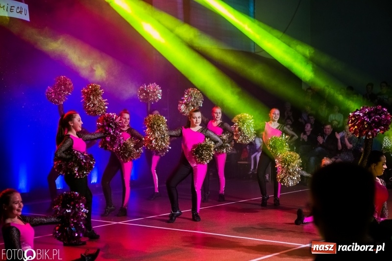 Zdjęcie w galerii na portalu naszraciborz.pl: Jubileusz 30-lecia zespołu tanecznego Uśmiech z udziałem Ani Wyszkoni  wiadomości z regionu