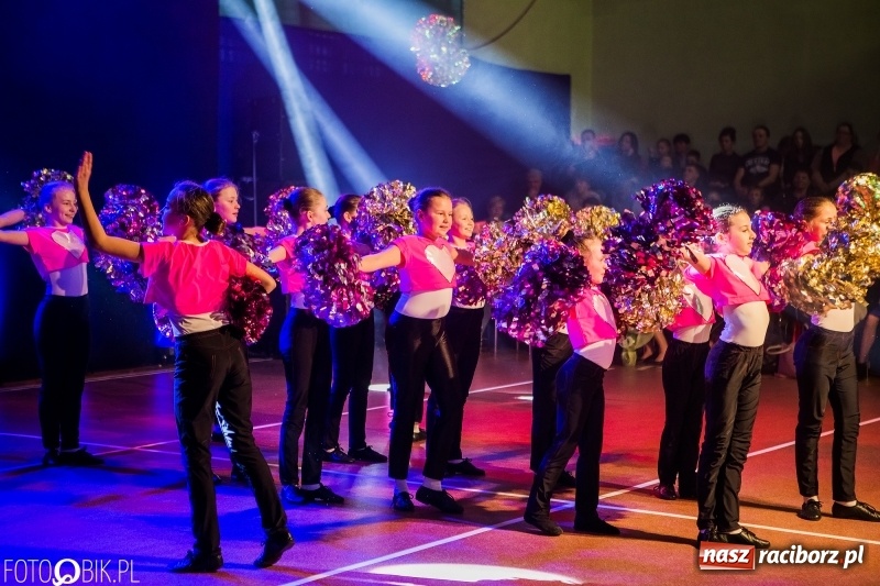 Zdjęcie w galerii na portalu naszraciborz.pl: Jubileusz 30-lecia zespołu tanecznego Uśmiech z udziałem Ani Wyszkoni  wiadomości z regionu