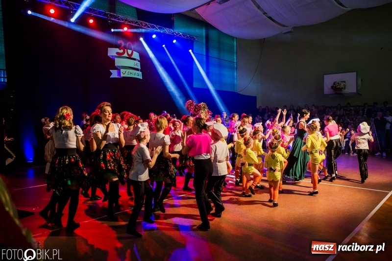Zdjęcie w galerii na portalu naszraciborz.pl: Jubileusz 30-lecia zespołu tanecznego Uśmiech z udziałem Ani Wyszkoni  wiadomości z regionu