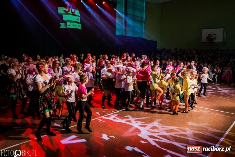 Zdjęcie w galerii na portalu naszraciborz.pl: Jubileusz 30-lecia zespołu tanecznego Uśmiech z udziałem Ani Wyszkoni  wiadomości z regionu