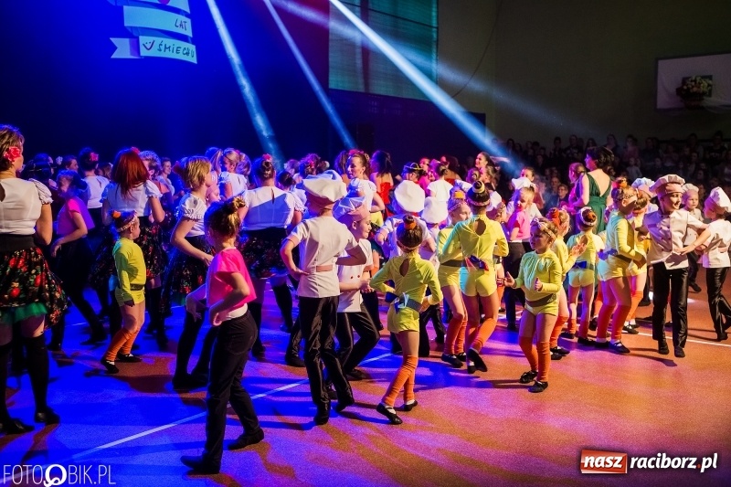 Zdjęcie w galerii na portalu naszraciborz.pl: Jubileusz 30-lecia zespołu tanecznego Uśmiech z udziałem Ani Wyszkoni  wiadomości z regionu