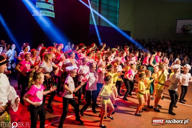 Zdjęcie w galerii na portalu naszraciborz.pl: Jubileusz 30-lecia zespołu tanecznego Uśmiech z udziałem Ani Wyszkoni  wiadomości z regionu