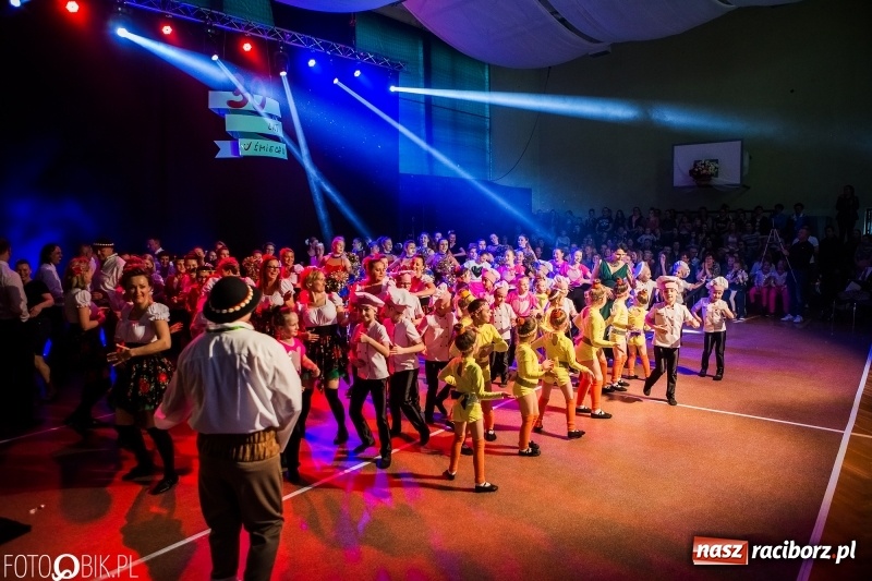 Zdjęcie w galerii na portalu naszraciborz.pl: Jubileusz 30-lecia zespołu tanecznego Uśmiech z udziałem Ani Wyszkoni  wiadomości z regionu