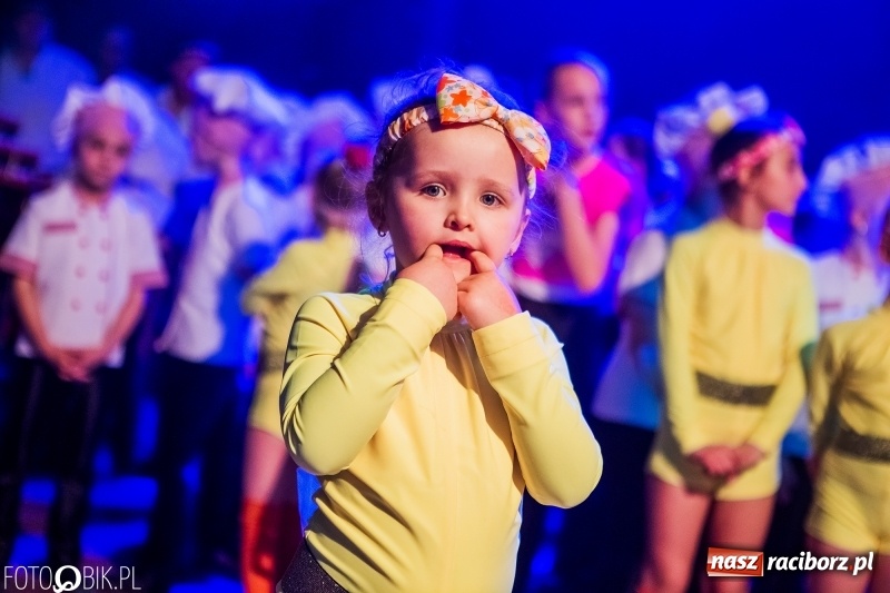 Zdjęcie w galerii na portalu naszraciborz.pl: Jubileusz 30-lecia zespołu tanecznego Uśmiech z udziałem Ani Wyszkoni  wiadomości z regionu