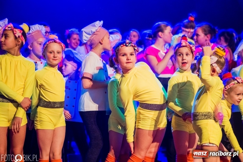 Zdjęcie w galerii na portalu naszraciborz.pl: Jubileusz 30-lecia zespołu tanecznego Uśmiech z udziałem Ani Wyszkoni  wiadomości z regionu