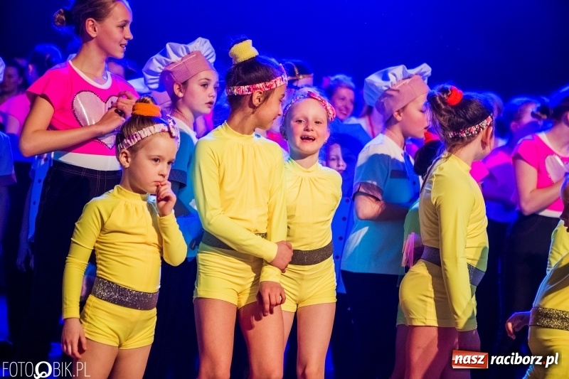 Zdjęcie w galerii na portalu naszraciborz.pl: Jubileusz 30-lecia zespołu tanecznego Uśmiech z udziałem Ani Wyszkoni  wiadomości z regionu