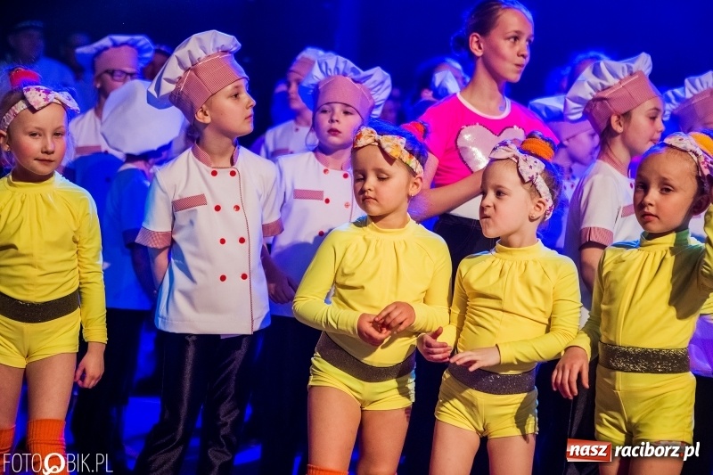 Zdjęcie w galerii na portalu naszraciborz.pl: Jubileusz 30-lecia zespołu tanecznego Uśmiech z udziałem Ani Wyszkoni  wiadomości z regionu