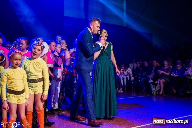 Zdjęcie w galerii na portalu naszraciborz.pl: Jubileusz 30-lecia zespołu tanecznego Uśmiech z udziałem Ani Wyszkoni  wiadomości z regionu