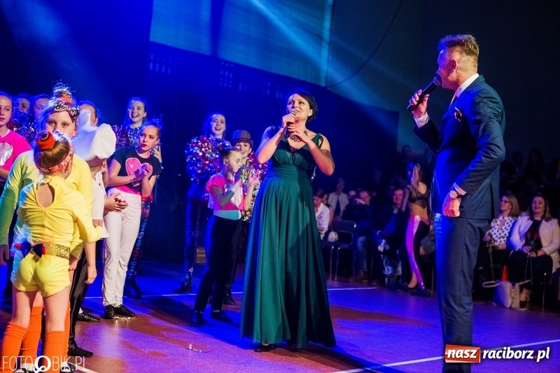 Zdjęcie w galerii na portalu naszraciborz.pl: Jubileusz 30-lecia zespołu tanecznego Uśmiech z udziałem Ani Wyszkoni  wiadomości z regionu
