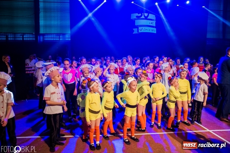 Zdjęcie w galerii na portalu naszraciborz.pl: Jubileusz 30-lecia zespołu tanecznego Uśmiech z udziałem Ani Wyszkoni  wiadomości z regionu