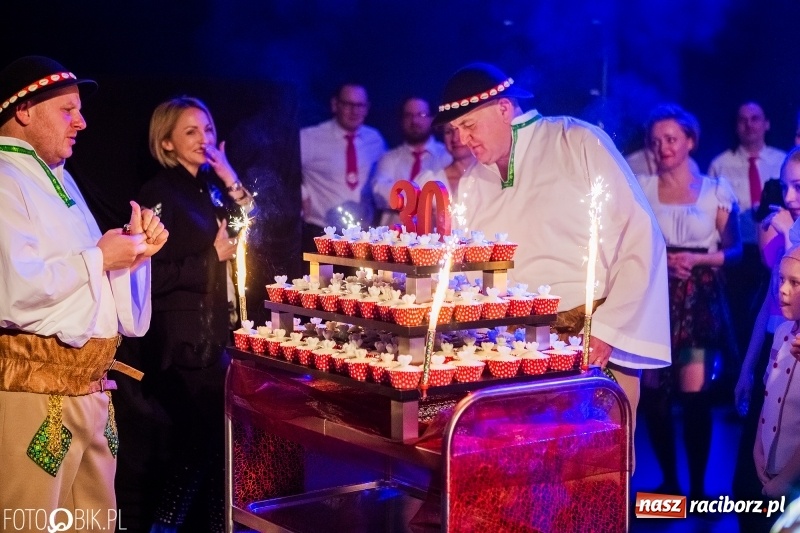 Zdjęcie w galerii na portalu naszraciborz.pl: Jubileusz 30-lecia zespołu tanecznego Uśmiech z udziałem Ani Wyszkoni  wiadomości z regionu