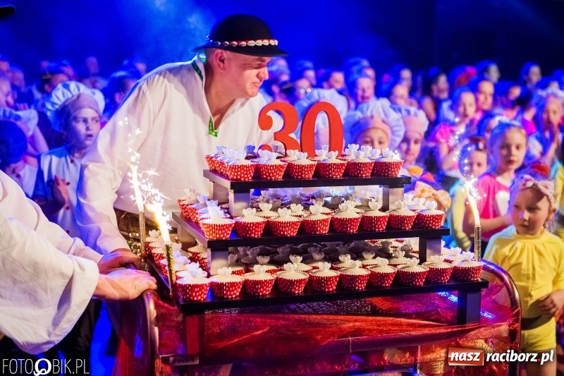 Zdjęcie w galerii na portalu naszraciborz.pl: Jubileusz 30-lecia zespołu tanecznego Uśmiech z udziałem Ani Wyszkoni  wiadomości z regionu