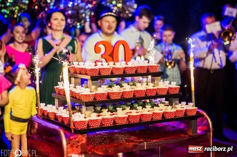 Zdjęcie w galerii na portalu naszraciborz.pl: Jubileusz 30-lecia zespołu tanecznego Uśmiech z udziałem Ani Wyszkoni  wiadomości z regionu