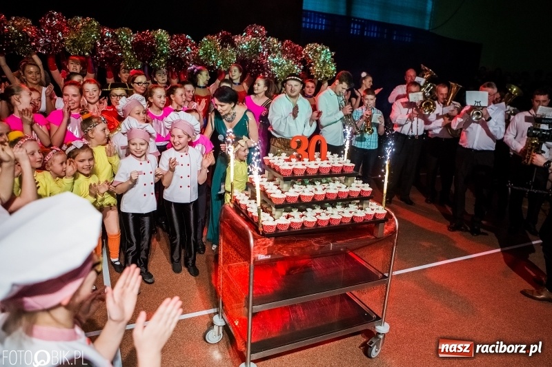 Zdjęcie w galerii na portalu naszraciborz.pl: Jubileusz 30-lecia zespołu tanecznego Uśmiech z udziałem Ani Wyszkoni  wiadomości z regionu