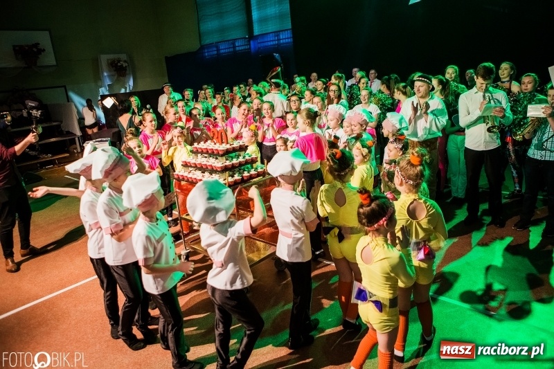 Zdjęcie w galerii na portalu naszraciborz.pl: Jubileusz 30-lecia zespołu tanecznego Uśmiech z udziałem Ani Wyszkoni  wiadomości z regionu