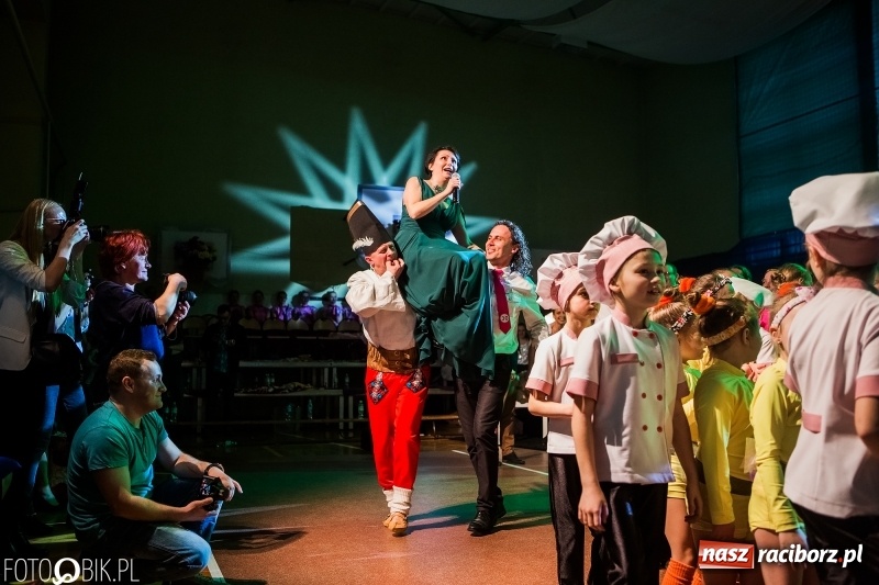 Zdjęcie w galerii na portalu naszraciborz.pl: Jubileusz 30-lecia zespołu tanecznego Uśmiech z udziałem Ani Wyszkoni  wiadomości z regionu