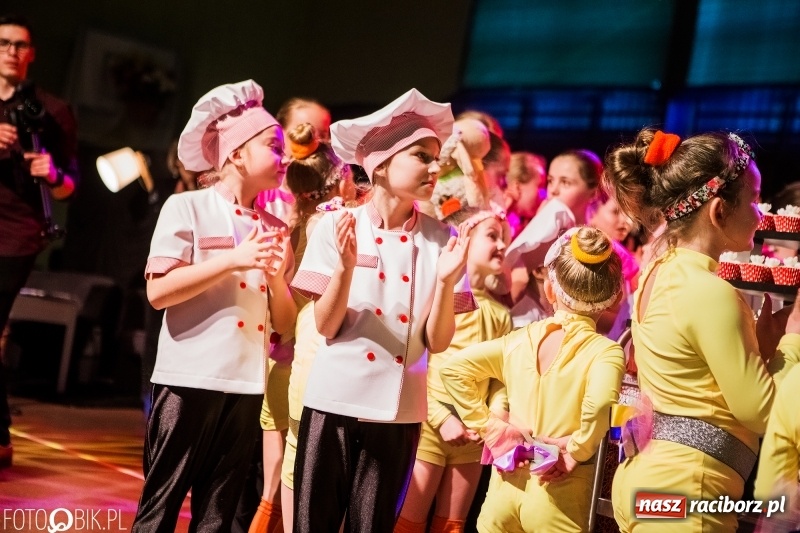 Zdjęcie w galerii na portalu naszraciborz.pl: Jubileusz 30-lecia zespołu tanecznego Uśmiech z udziałem Ani Wyszkoni  wiadomości z regionu
