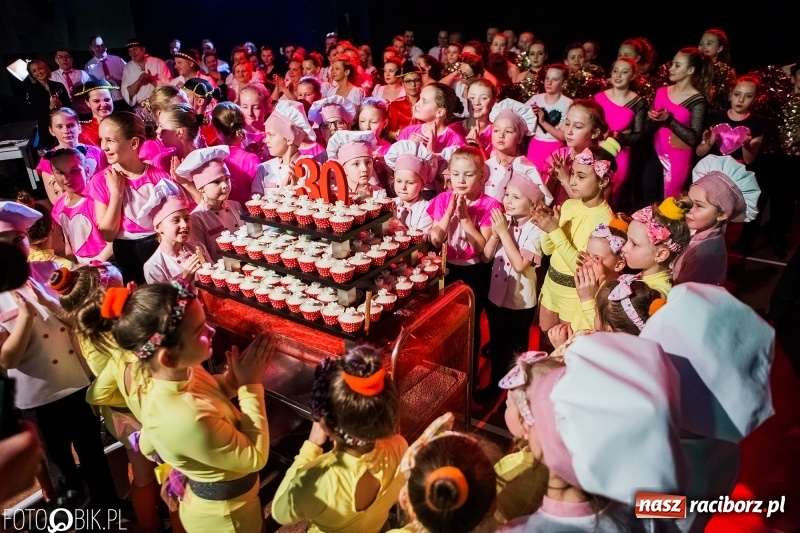 Zdjęcie w galerii na portalu naszraciborz.pl: Jubileusz 30-lecia zespołu tanecznego Uśmiech z udziałem Ani Wyszkoni  wiadomości z regionu