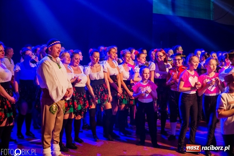 Zdjęcie w galerii na portalu naszraciborz.pl: Jubileusz 30-lecia zespołu tanecznego Uśmiech z udziałem Ani Wyszkoni  wiadomości z regionu