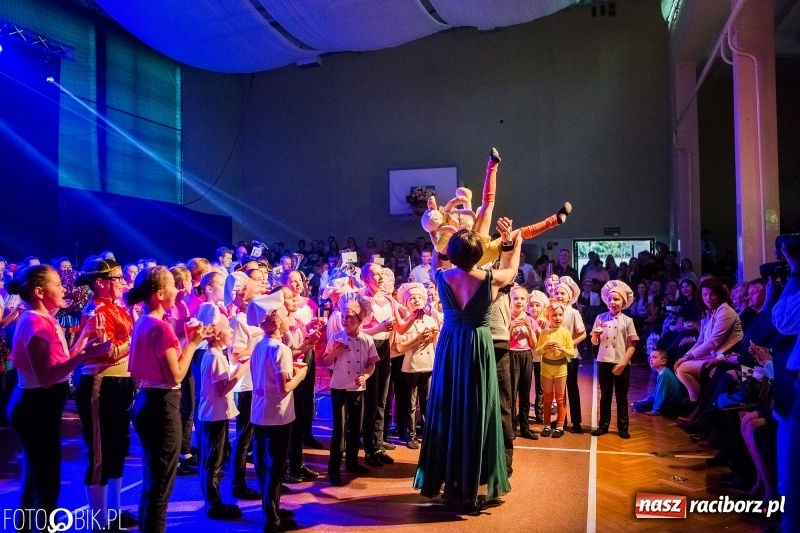 Zdjęcie w galerii na portalu naszraciborz.pl: Jubileusz 30-lecia zespołu tanecznego Uśmiech z udziałem Ani Wyszkoni  wiadomości z regionu