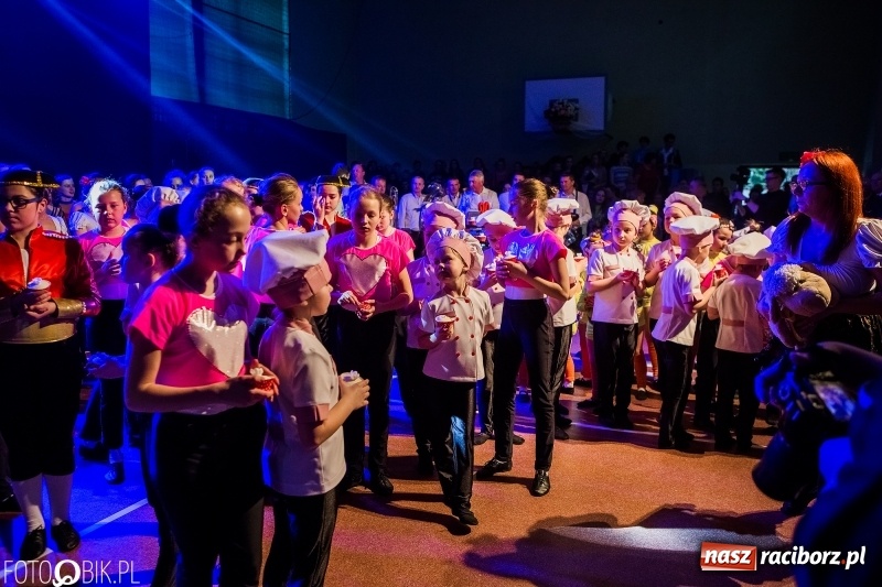 Zdjęcie w galerii na portalu naszraciborz.pl: Jubileusz 30-lecia zespołu tanecznego Uśmiech z udziałem Ani Wyszkoni  wiadomości z regionu
