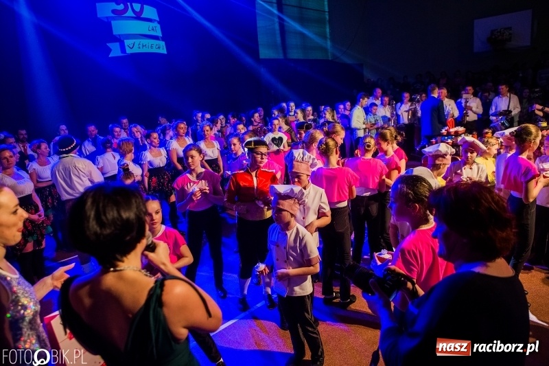 Zdjęcie w galerii na portalu naszraciborz.pl: Jubileusz 30-lecia zespołu tanecznego Uśmiech z udziałem Ani Wyszkoni  wiadomości z regionu