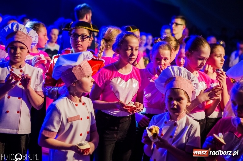 Zdjęcie w galerii na portalu naszraciborz.pl: Jubileusz 30-lecia zespołu tanecznego Uśmiech z udziałem Ani Wyszkoni  wiadomości z regionu