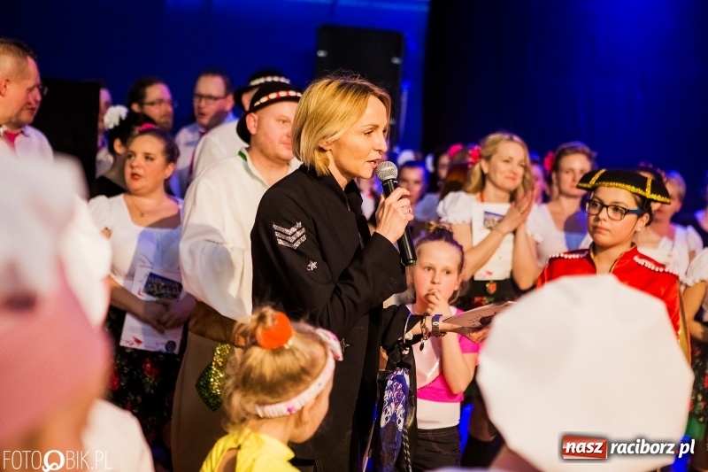 Zdjęcie w galerii na portalu naszraciborz.pl: Jubileusz 30-lecia zespołu tanecznego Uśmiech z udziałem Ani Wyszkoni  wiadomości z regionu