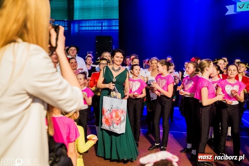 Zdjęcie w galerii na portalu naszraciborz.pl: Jubileusz 30-lecia zespołu tanecznego Uśmiech z udziałem Ani Wyszkoni  wiadomości z regionu