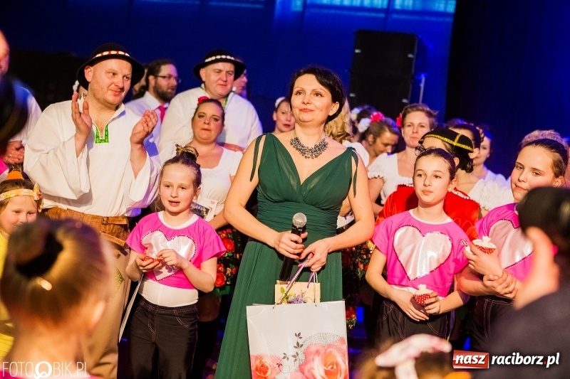 Zdjęcie w galerii na portalu naszraciborz.pl: Jubileusz 30-lecia zespołu tanecznego Uśmiech z udziałem Ani Wyszkoni  wiadomości z regionu