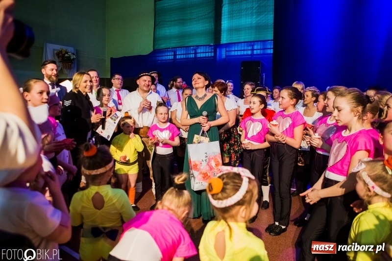 Zdjęcie w galerii na portalu naszraciborz.pl: Jubileusz 30-lecia zespołu tanecznego Uśmiech z udziałem Ani Wyszkoni  wiadomości z regionu