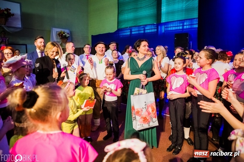 Zdjęcie w galerii na portalu naszraciborz.pl: Jubileusz 30-lecia zespołu tanecznego Uśmiech z udziałem Ani Wyszkoni  wiadomości z regionu